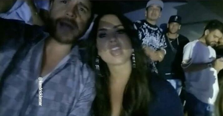 Demi Lovato em selfie com amigo, e neymar no fundo com amigos