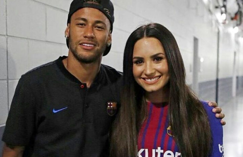 Neymar ao lado de Demi Lovato, enquanto ela usa camiseta do Barcelona