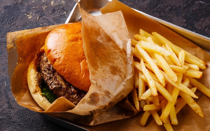 Hamburguer ao lado de batatas fritas no fast-food