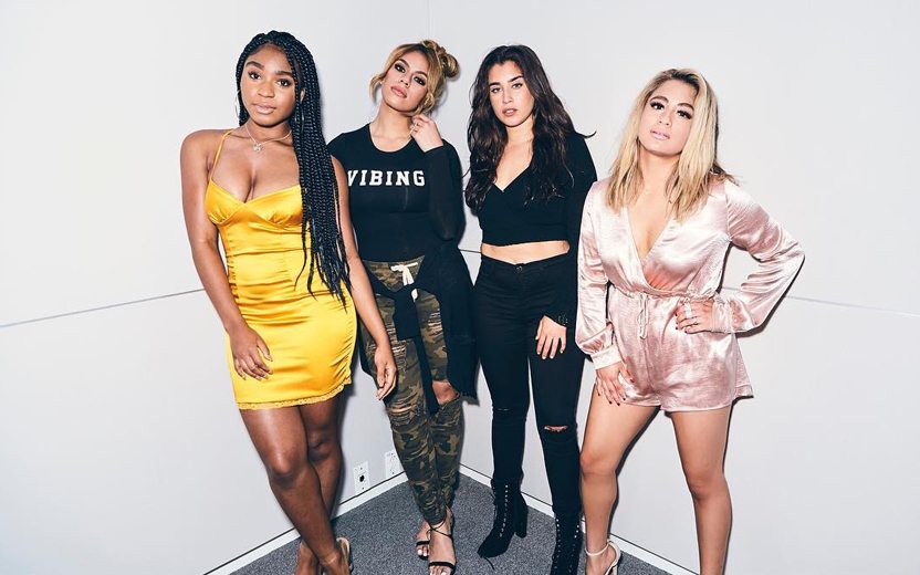 4 integrantes de Fifth Harmony em pé, lado a lado