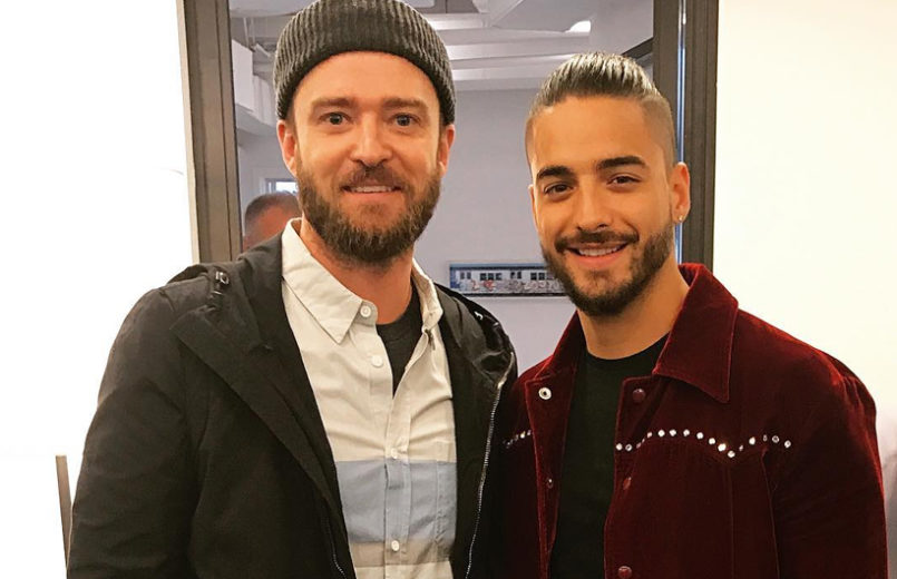 Maluma e Justin Timberlake posam lado a lado usando roupas de frio