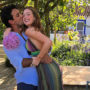 Casamento da Marina Ruy Barbosa: Xandinho beija rosto de Marina, enquanto a levanta