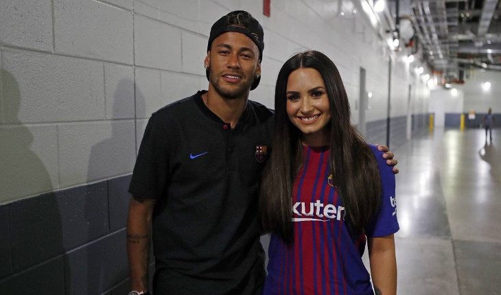 Neymar elogia clipe de Demi Lovato e cantora vai ao jogo do Barcelona