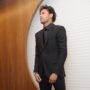 Neymar veste um terno preto