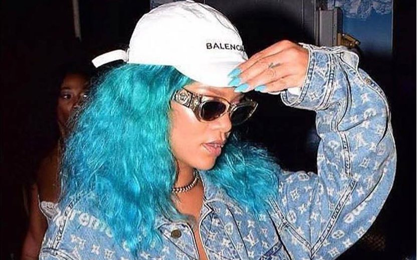 Rihanna com cabelo azul