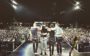 Coldplay abraçados no palco