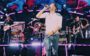 Coldplay cantando no palco