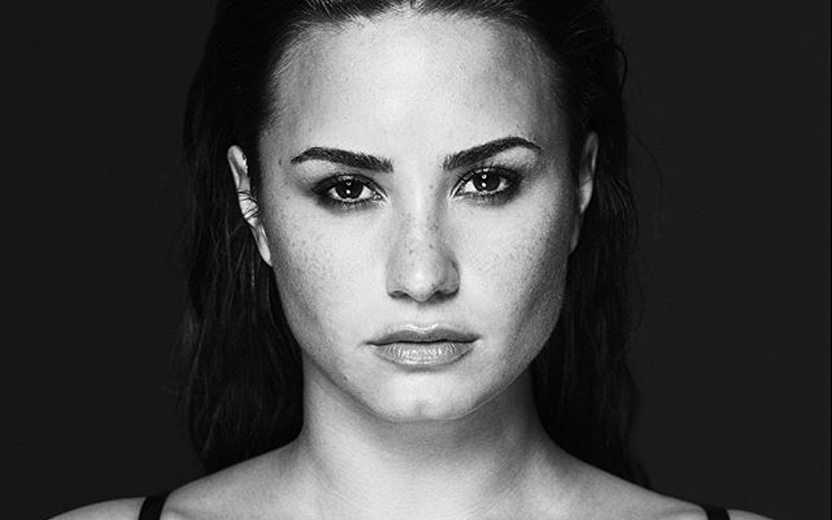 Demi Lovato em preto e branco para a música Tell Me You Love Me