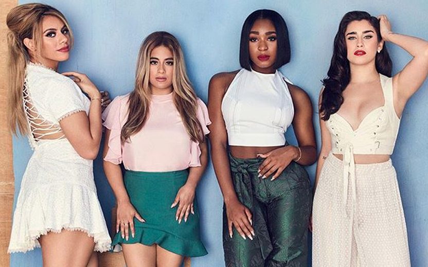meninas do Fifth Harmony posam em fundo azul para seu novo single, Angel