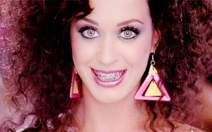 Katy Perry usando aparelho fixo nos dentes no clipe de LAst Friday Night