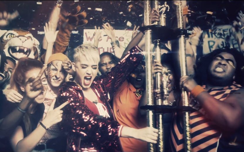 Katy Perry e seu time "desajeitado" leva troféu em clipe de Swish Swish