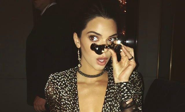 Closet da Kendall Jenner: modelo usando binóculo e vestido brilhante 