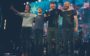 Coldplay abraçados no palco