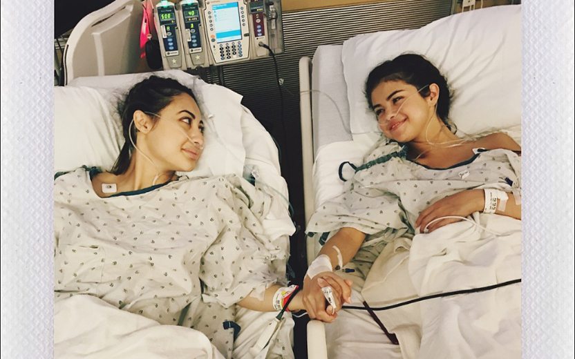 Selena Gomez e amiga que doou um rim para ela em camas de hospital segurando suas mãos. Amiga de Selena Gomez conta como foi o transplante