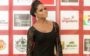 Participantes de A Fazenda. Foto de Adriana Bombom com vestido preto e coque no cabelo