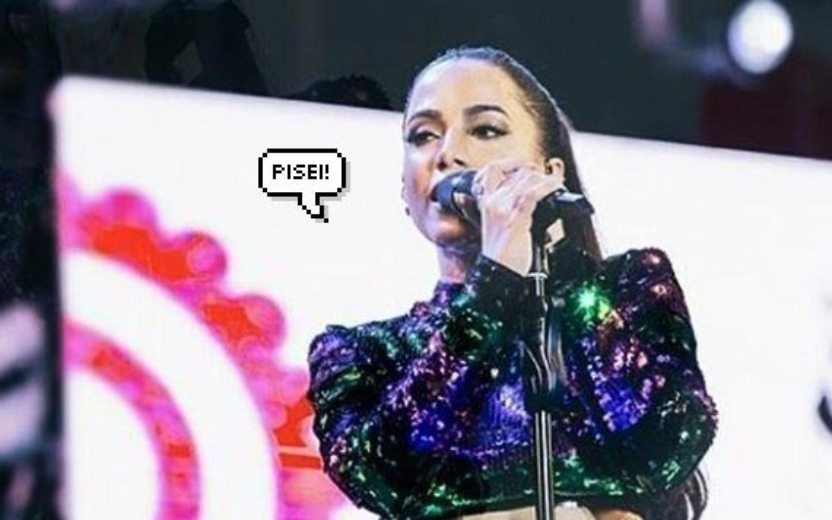 Anitta pisa: cantora com uma blusa de paêtes dizendo pisei
