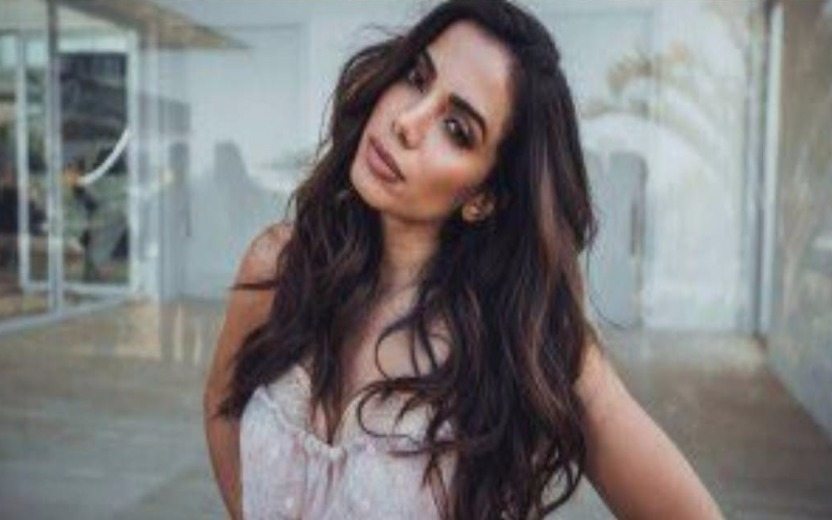 Em ação, cantora Anitta coloca peças de xadrez gigantes na praça Sete