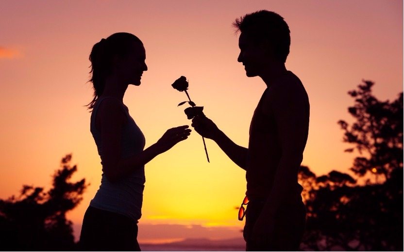 Menina ganhando uma rosa em um encontro com o crush