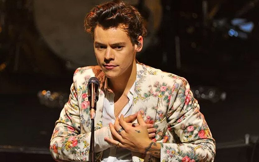 Harry Styles estreia turnê solo com cover de Ariana Grande e hits da One Direction
