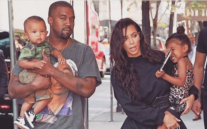 Kim Kardashian segurando North West e Kanye West segurando Saint