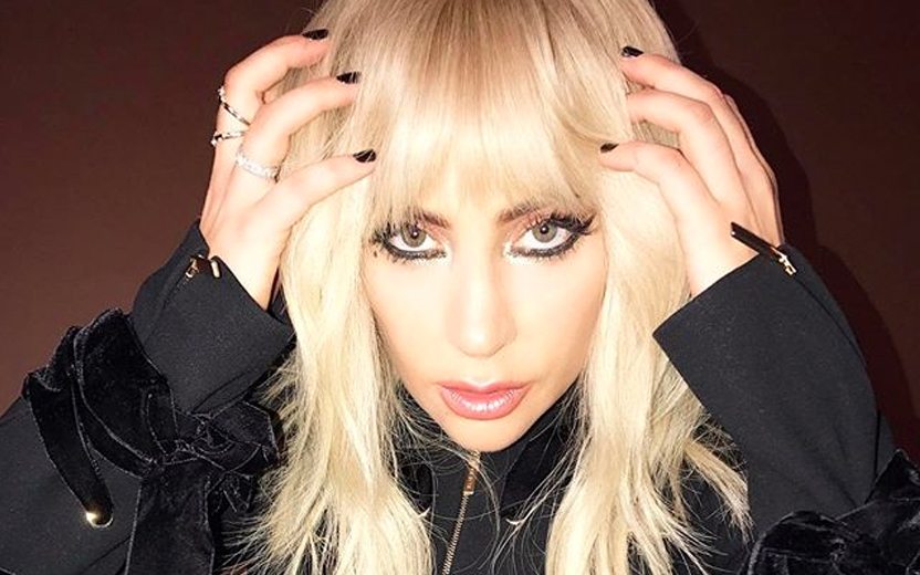 Lady Gaga loira com franja