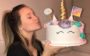 Larissa Manoela com bolo para comemorar seguidores no Instagram