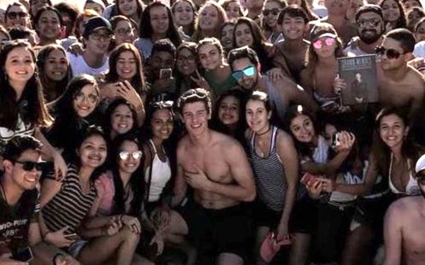shawn mendes cercado de fãs em praia no Rio de Janeiro