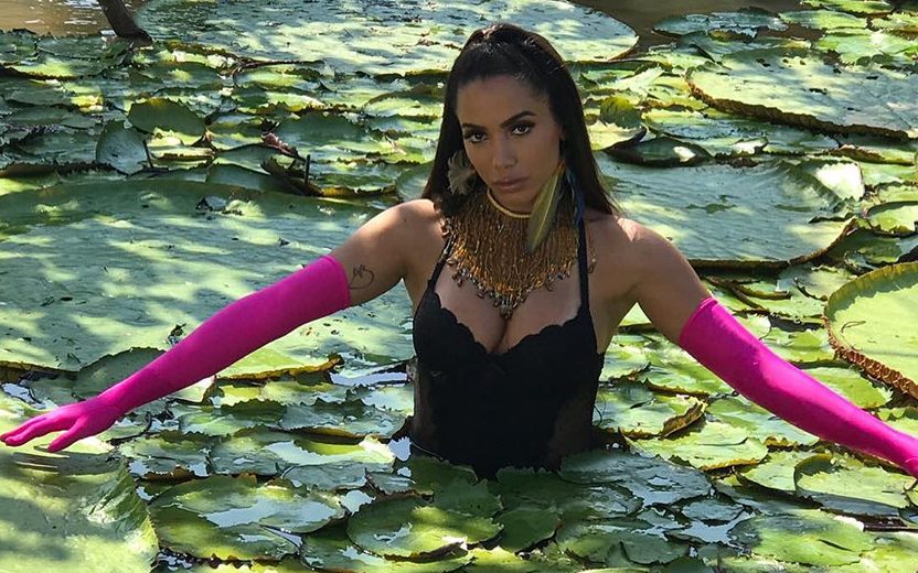 Anitta usando luvas rosas em meio a rio no Amazonas