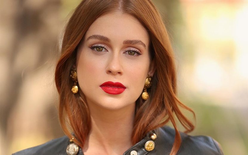 Marina Ruy Barbosa usa batom vermelho e cabelos soltos
