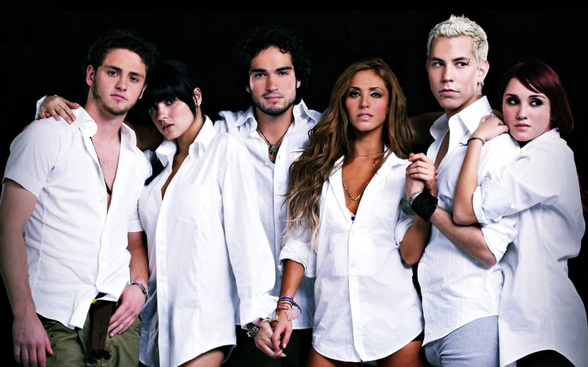 integrantes do RBD com camisas brancas
