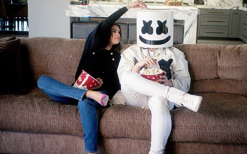 Selena Gomez e Marshmallow no sofá comendo pipoca
