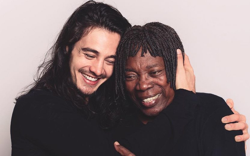 Tiago Iorc abraça Milton Nascimento