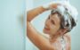 Menina lavando o cabelo com shampoo