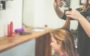 Menina cortando cabelo para estimular o crescimento do cabelo