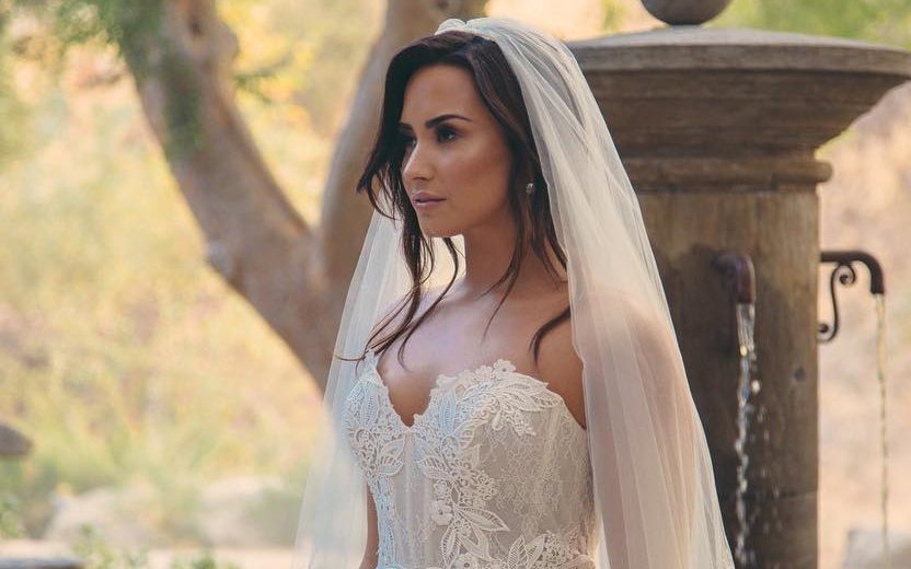 Demi Lovato vestida de noiva