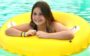 Luara Fonseca com boia na piscina
