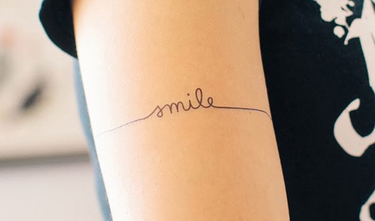 Fique forte e nunca desista  Writing tattoos, Simplistic tattoos, Tattoos  for women