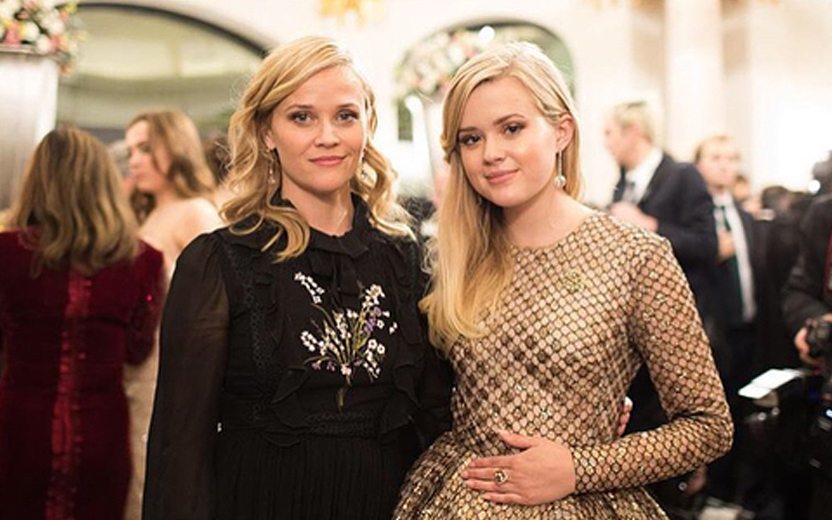 Reese Witherspoon e sua filha vestida de debutante