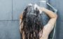 Menina lavando o cabelo com shampoo