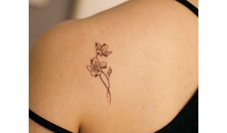 tatuagens de flores delicadas