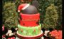 Bolo de Larissa Manoela, com as orelhas do Mickey, o nome dela escrito e um chapéu de Natal