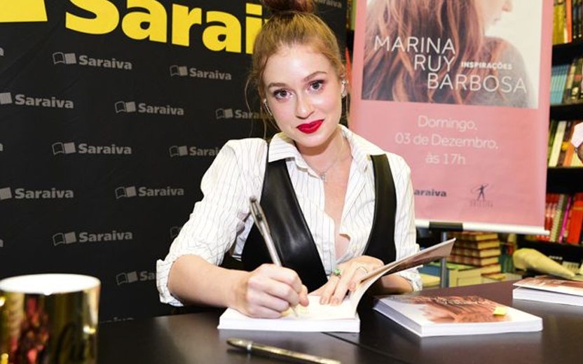Marina Ruy Barbosa autografando livros