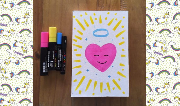 Canetinhas e papel com desenho de coração