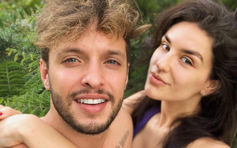 Kéfera e namorado abraçados em selfie