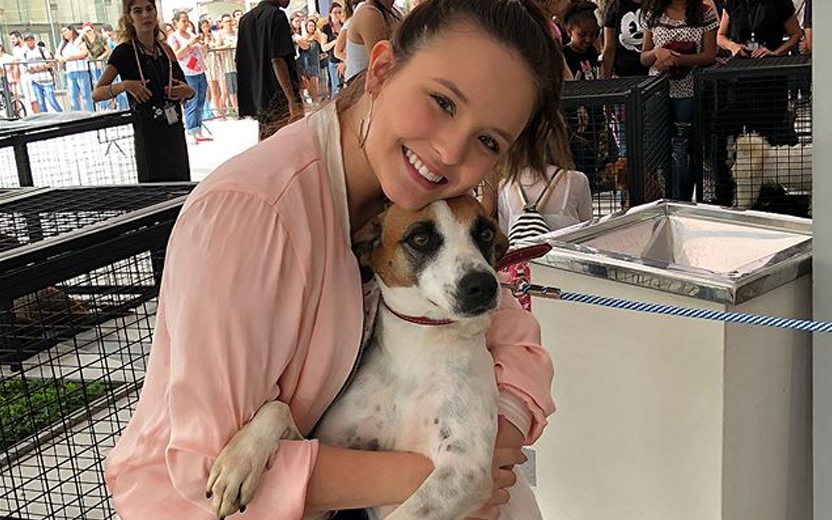Larissa Manoela abraça cachorrinha resgatada por Luisa Mell