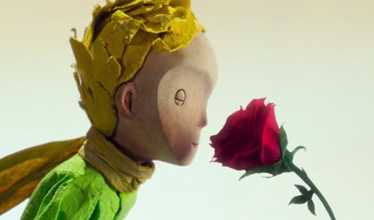 Pequeno Príncipe cheirando um rosa vermelha