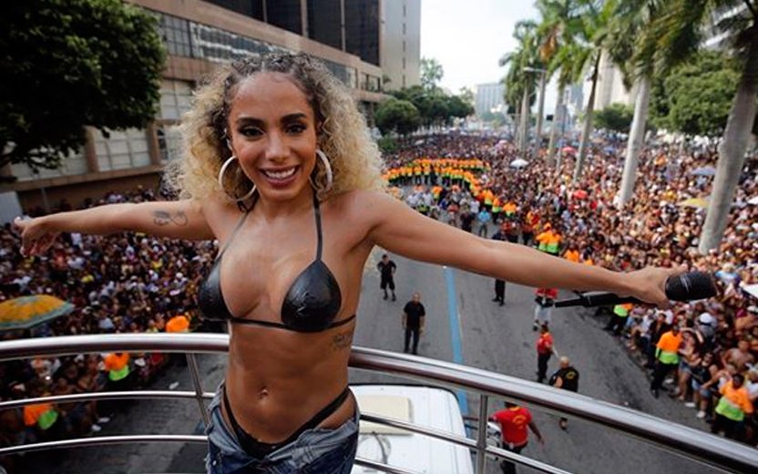 Anitta comanda Bloco das Poderosas no Rio com look de 'Vai Malandra'