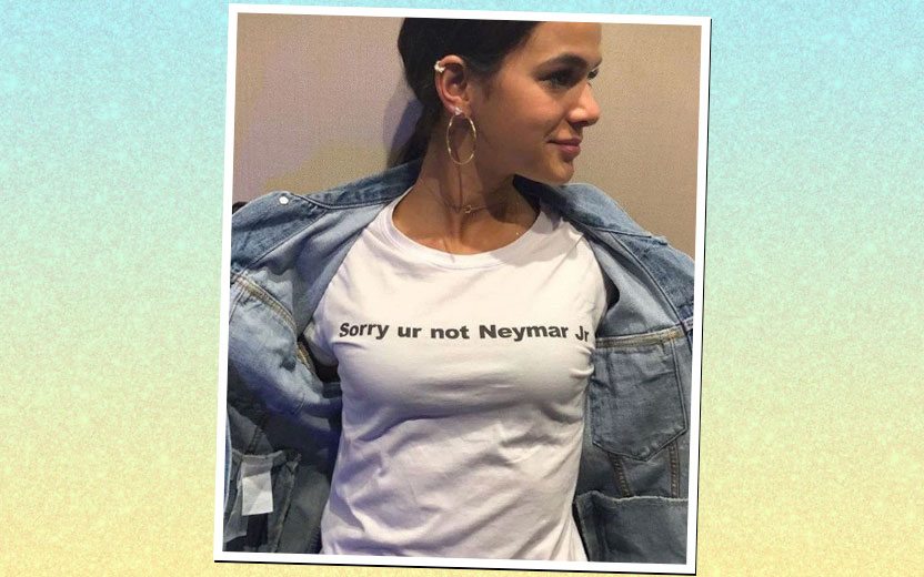 Bruna Marquezine usa camiseta sobre Neymar