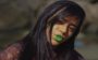 gêmea lacração no clipe de na vibe com maquiagem verde