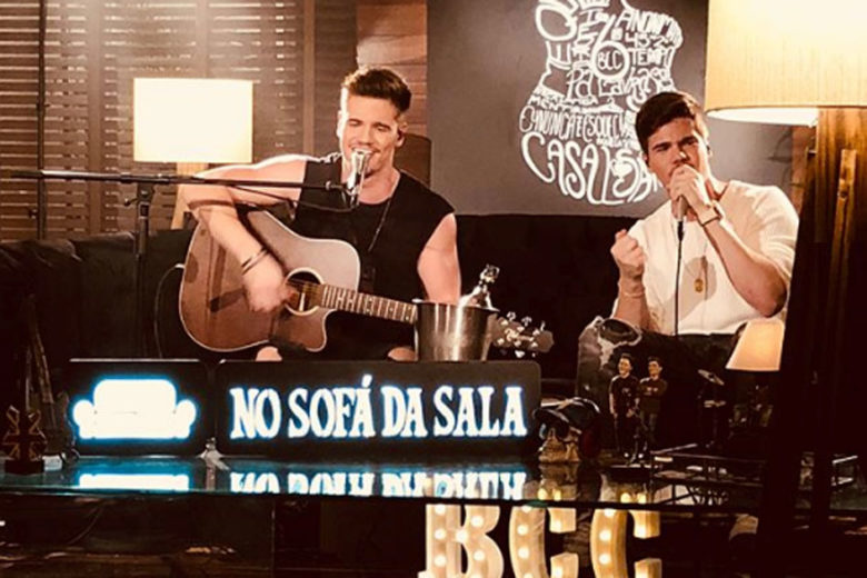 No Sofá da Sala